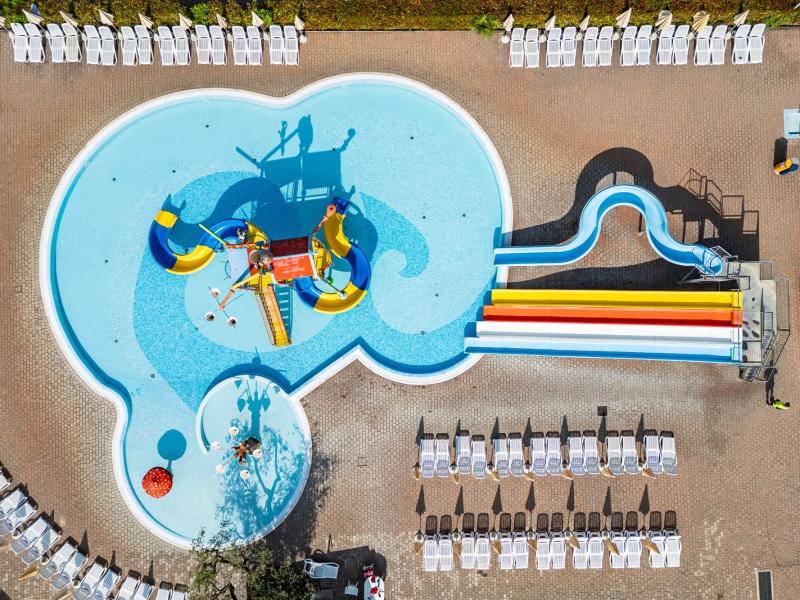 Camping Con Piscina Per Famigliellazise